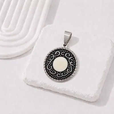 Dije Acero Aceitado Medalla Vintage Con Centro Blanco