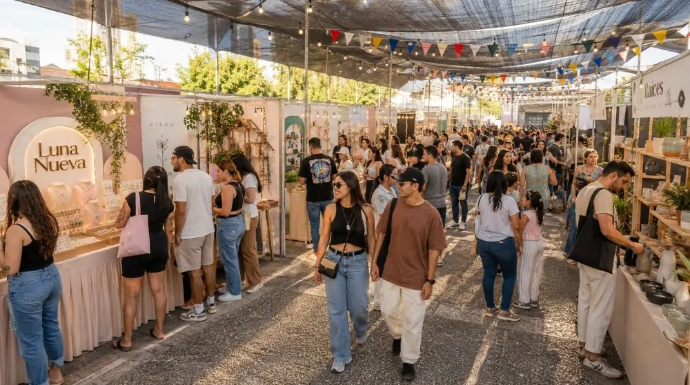 Interior de local de accesorios con exhibidores organizados