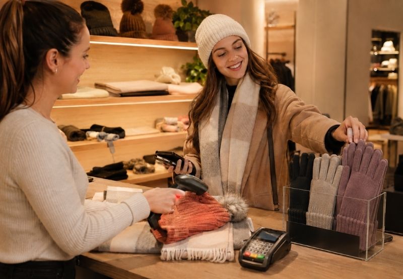 Accesorios complementarios de invierno en exhibición estratégica para punto de venta